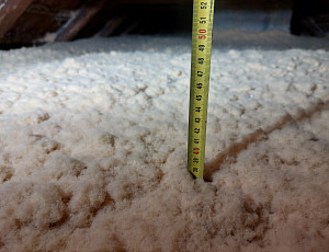 Zateplení stropu staršího rodinného domu pomocí foukané izolace